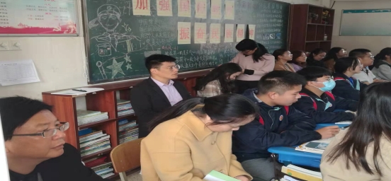 一群小孩在桌子上&#xA;&#xA;中度可信度描述已自动生成