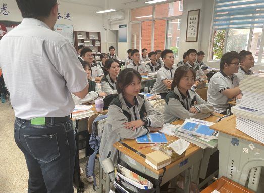 高一1班班主任指导学生坐正姿1.jpg